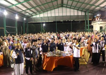 Tasming Hamid bersama tokoh dan pengurus IKKB Sibolata dalam acara silaturahmi