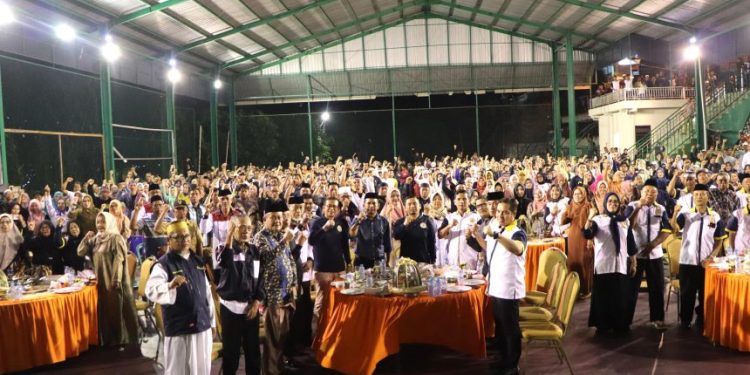 Tasming Hamid bersama tokoh dan pengurus IKKB Sibolata dalam acara silaturahmi