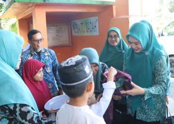 Ketua Tim Penggerak PKK Parepare dr Andi Arfiah Tasming saat menyapa siswa di SD Negeri 28 Parepare, dalam kunjungan pendidikan pada 25 April 2025.