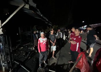 Wali Kota Tasming Hamid saat meninjau lokasi kebakaran bengkel milik warga di Jalan Gelora Mandi Parepare, 25 April 2025.