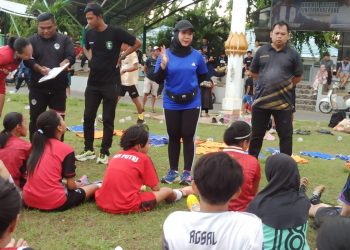 Tim sepak bola putri Parepare bersama manajer tim Inna Saharuddin saat sesi latihan di Lapangan Andi Makkasau, 26 April 2025.