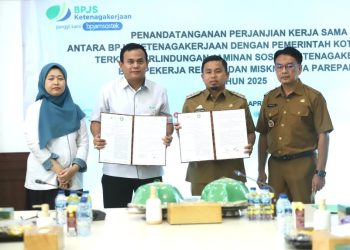 Wali Kota Parepare, Tasming Hamid, bersama Kepala Cabang BPJS Ketenagakerjaan Makassar saat penandatanganan kerja sama perlindungan sosial, 28 April 2025.
