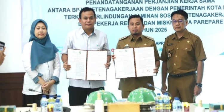Wali Kota Parepare, Tasming Hamid, bersama Kepala Cabang BPJS Ketenagakerjaan Makassar saat penandatanganan kerja sama perlindungan sosial, 28 April 2025.