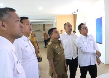 Wali Kota Parepare, Tasming Hamid, bersama Komisaris PT KIMA, Sugianto Wahid, saat kunjungan kerja membahas kolaborasi kawasan industri, 28 April 2025.