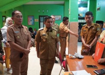 Wali Kota Parepare Tasming Hamid saat melakukan sidak ke fasilitas publik seperti pasar dan kantor pelayanan untuk memastikan kebersihan dan pelayanan masyarakat berjalan optimal.