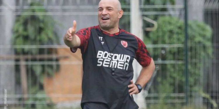 Pelatih PSM Makassar Bernardo Tavares saat memberikan keterangan pers jelang laga kontra Bali United di Stadion BJ Habibie, Parepare.