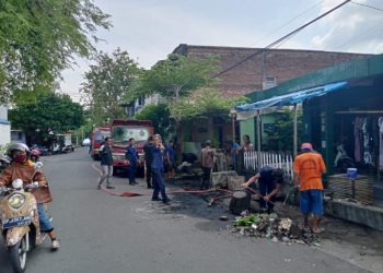 Petugas kebersihan dan warga Parepare bergotong royong membersihkan lingkungan dalam aksi bersih-bersih kota