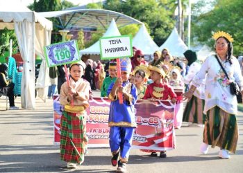 Bunda PAUD Parepare dr. Andi Arfiah Tasming saat melepas peserta Pawai Budaya anak usia dini di Lapangan Andi Makkasau