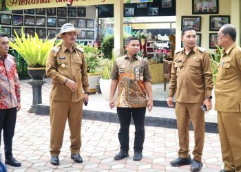 Wali Kota Parepare Tasming Hamid bersama rombongan saat kunjungan studi tiru di Taman Sumber Umis, Kota Madiun