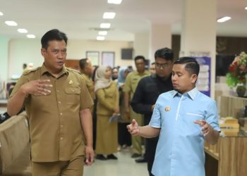 Wali Kota Parepare Tasming Hamid saat meninjau Mall Pelayanan Publik DPMPTSP Kota Batu, Jawa Timur