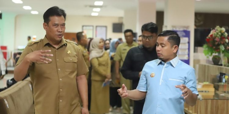 Wali Kota Parepare Tasming Hamid saat meninjau Mall Pelayanan Publik DPMPTSP Kota Batu, Jawa Timur