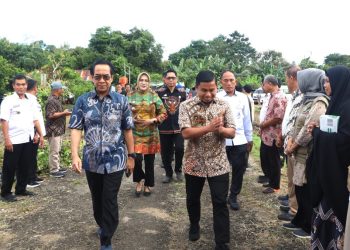 Wali Kota Parepare, Tasming Hamid, bersama Rektor Unhas dan petani saat penyerahan bantuan benih jagung JJUH dan DOC Ayam Allop di Kelurahan Lapadde, 14 Mei 2025.
