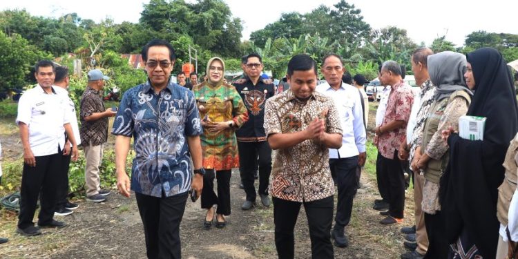Wali Kota Parepare, Tasming Hamid, bersama Rektor Unhas dan petani saat penyerahan bantuan benih jagung JJUH dan DOC Ayam Allop di Kelurahan Lapadde, 14 Mei 2025.