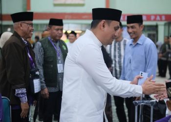 Wakil Wali Kota Parepare, H. Hermanto, saat melepas keberangkatan jamaah calon haji di Aula Islamic Center, 14 Mei 2025.