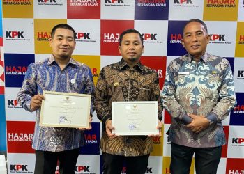 Wali Kota Parepare Tasming Hamid menerima piagam MCSP 2024 dari KPK sebagai bentuk pengakuan atas tata kelola pemerintahan yang bersih dan akuntabel.