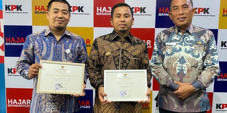 Wali Kota Parepare Tasming Hamid menerima piagam MCSP 2024 dari KPK sebagai bentuk pengakuan atas tata kelola pemerintahan yang bersih dan akuntabel.