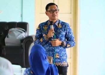 Amarun Agung Hamka memberikan materi tentang anti bullying di Talk Show GenRe SMAN 1 Parepare, didampingi siswa dan guru