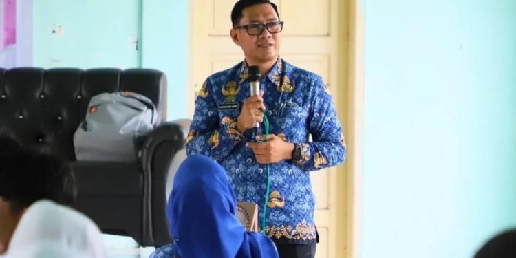 Amarun Agung Hamka memberikan materi tentang anti bullying di Talk Show GenRe SMAN 1 Parepare, didampingi siswa dan guru