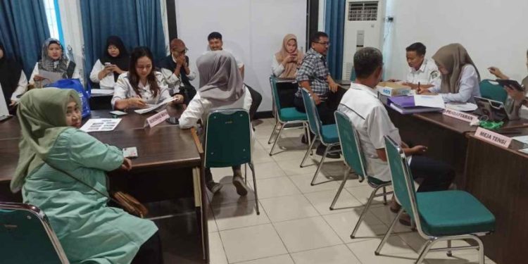 Pemeriksaan kesehatan gratis di ruang rapat PAM Tirta Karajae Parepare untuk pegawai dan Dharma Wanita