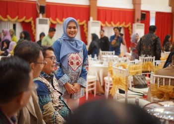 Ketua Dekranasda Parepare dr. Andi Arfiah Tasming menghadiri Fashion Show Busana Wastra Nusantara di Aula Rujab Gubernur Sulsel