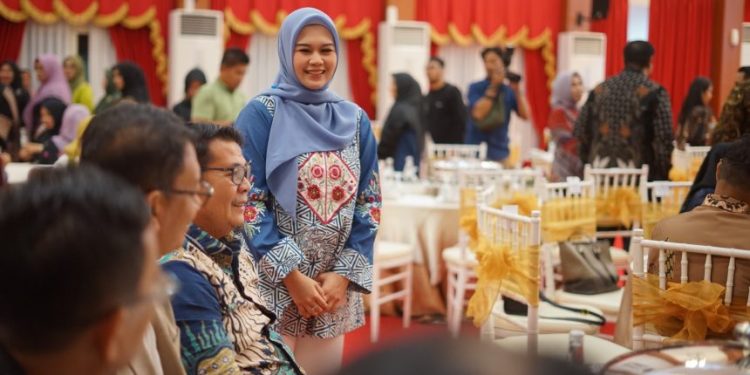 Ketua Dekranasda Parepare dr. Andi Arfiah Tasming menghadiri Fashion Show Busana Wastra Nusantara di Aula Rujab Gubernur Sulsel