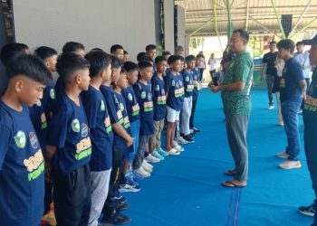 Ketua Askot PSSI Parepare Arbi Agus melepas tim Soeratin U-13 menuju Piala Soeratin Zona Sulsel 2025