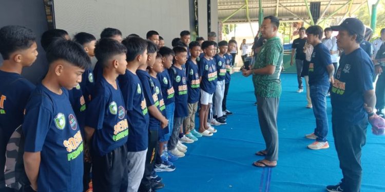 Ketua Askot PSSI Parepare Arbi Agus melepas tim Soeratin U-13 menuju Piala Soeratin Zona Sulsel 2025