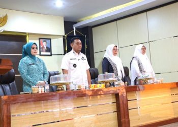Wakil Wali Kota Hermanto membuka Muscab VIII IBI Parepare di Auditorium BJ Habibie bersama tenaga kesehatan