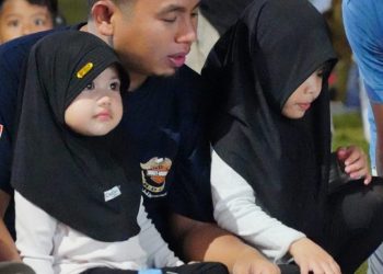 Wali Kota Parepare Tasming Hamid mengunjungi stan UMKM saat memantau event malam di Lapangan Andi Makkasau