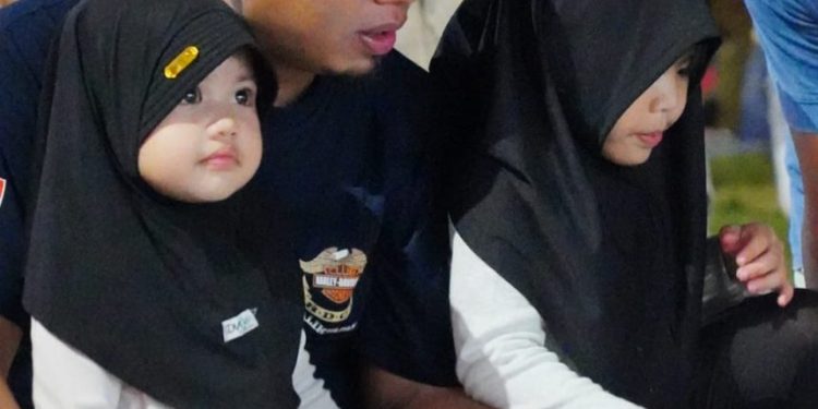 Wali Kota Parepare Tasming Hamid mengunjungi stan UMKM saat memantau event malam di Lapangan Andi Makkasau