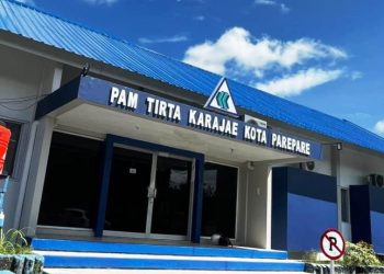 Teknisi PAM Tirta Karajae sedang memantau sistem distribusi air di musim kemarau
