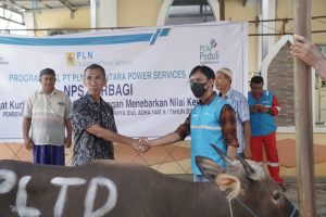 PLTD Suppa Serahkan Hewan Kurban ke Warga Pinrang: Wujud Kepedulian Sosial Idul Adha