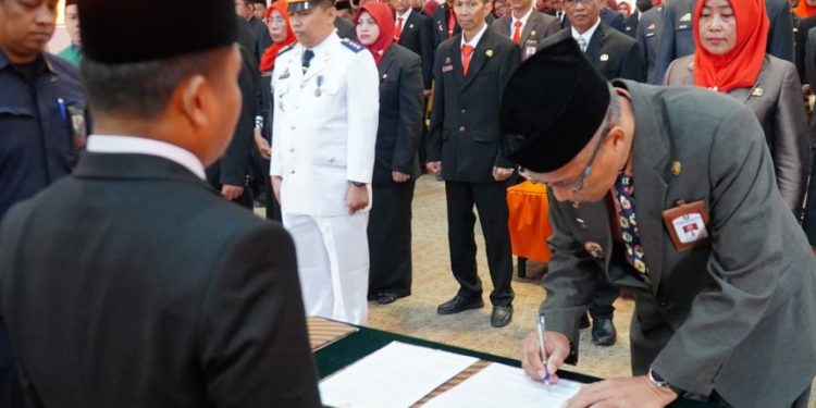 Wali Kota Parepare, Tasming Hamid, melantik pejabat struktural dan fungsional di Auditorium BJ Habibie, Senin, 2 Juni 2025.