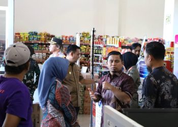 Wali Kota Parepare Tasming Hamid memantau harga bahan pokok di Pasar Lakessi menjelang Idul Adha 2025.