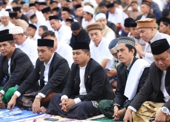 Wali Kota Parepare Tasming Hamid menyerahkan sapi kurban dari Presiden Prabowo kepada Imam Masjid Al-Afiah usai Salat Idul Adha 1446 H.