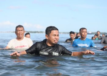 Wali Kota Parepare Tasming Hamid bersama warga di Pantai Ku dekat Masjid Terapung
