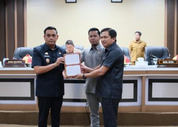 Wakil Wali Kota Parepare Hermanto menyerahkan Ranperda RPJMD 2025â€“2029 dalam rapat paripurna DPRD