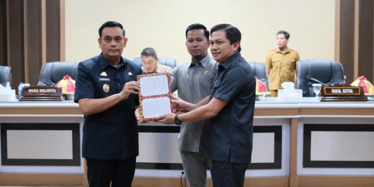 Wakil Wali Kota Parepare Hermanto menyerahkan Ranperda RPJMD 2025–2029 dalam rapat paripurna DPRD