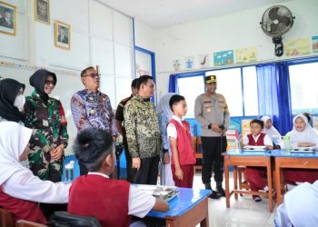 Wakil Wali Kota Parepare Hermanto saat meninjau program makan bergizi gratis di sekolah