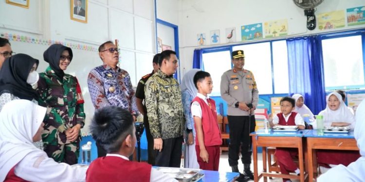Wakil Wali Kota Parepare Hermanto saat meninjau program makan bergizi gratis di sekolah