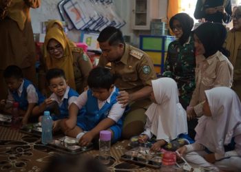 Wali Kota Parepare Tasming Hamid memantau langsung pelaksanaan program makan bergizi gratis di TK Bacukiki Barat.