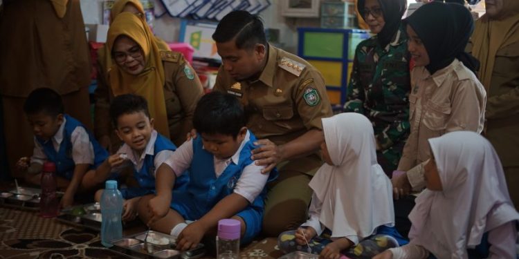Wali Kota Parepare Tasming Hamid memantau langsung pelaksanaan program makan bergizi gratis di TK Bacukiki Barat.