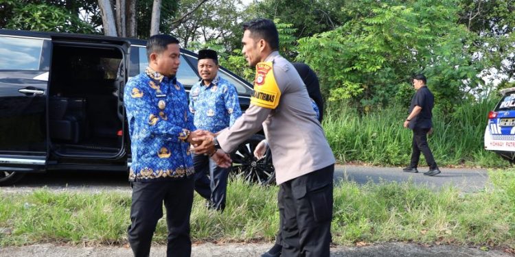 Wali Kota Tasming Hamid saat meninjau lahan calon Sekolah Rakyat di kawasan RPH, Bukit Harapan.