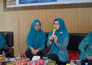 dr. Andi Arfiah Tasming dari PKK Parepare bersama anggota bawa telur untuk pencegahan stunting di Soreang