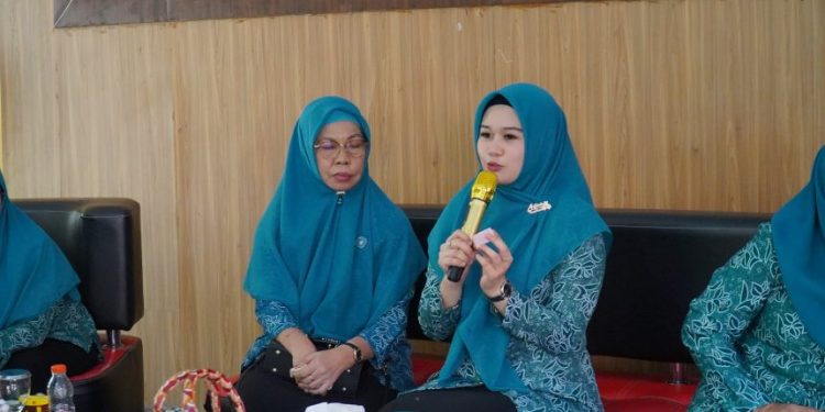 dr. Andi Arfiah Tasming dari PKK Parepare bersama anggota bawa telur untuk pencegahan stunting di Soreang