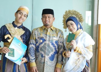 Wali Kota Tasming menyerahkan buku nikah pada pasangan nikah gratis di MPP Parepare