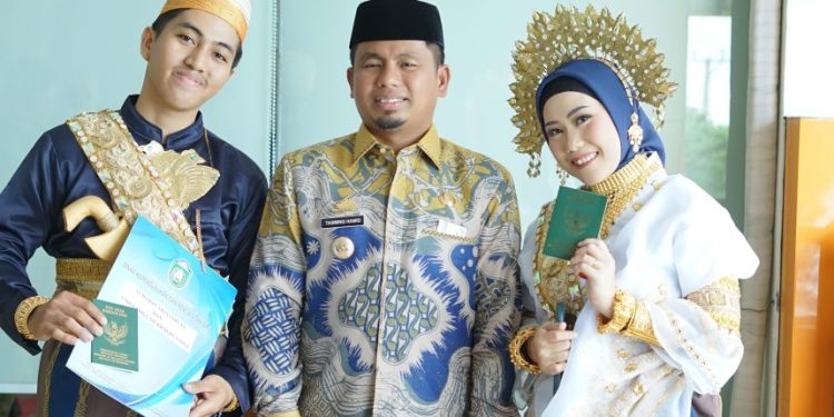 Wali Kota Tasming menyerahkan buku nikah pada pasangan nikah gratis di MPP Parepare