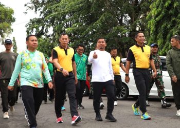 Wali Kota Tasming Hamid melepas peserta jalan santai HUT Bhayangkara di Polres Parepare