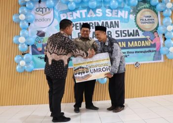 Tasming Hamid buka pentas seni SMP IT Darul Qurâ€™an dan sampaikan wacana bantuan seragam