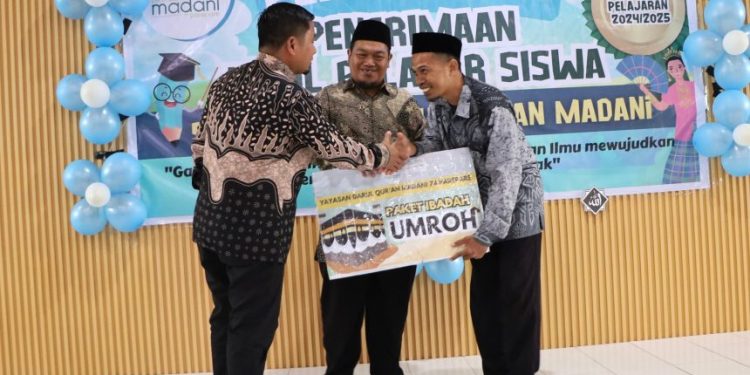 Tasming Hamid buka pentas seni SMP IT Darul Qurâ€™an dan sampaikan wacana bantuan seragam